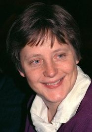 <p>
	1991: 1990 wurde sie CDU-Mitglied. 1991 bis 1994 war sie Ministerin für Frauen und Jugend im Kabinett Kohl IV.</p>
