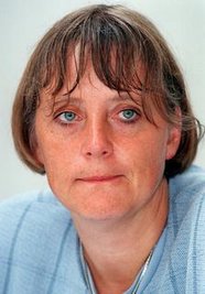 <p>
	2000: Am 10. April 2000 wurde Angela Merkel auf dem CDU-Bundesparteitag in Essen mit 897 von 935 gültigen Stimmen zur neuen CDU-Bundesvorsitzenden gewählt.</p>
