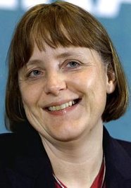 <p>
	2002: Unmittelbar nach der verlorenen Bundestagswahl beanspruchte Angela Merkel den CDU/CSU-Fraktionsvorsitz im Bundestag, das bisherige Amt von Friedrich Merz.</p>
