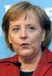 <p>
	2007: Merkel sorgte für einen kleineren außenpolitischen Eklat, als sie am 23. September 2007 den Dalai Lama Tendzin Gyatsho im Berliner Bundeskanzleramt empfing.</p>
