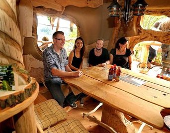 <p>
Wenn am Sonntagnachmittag dann auch die zweiten Schlafgäste – eine Familie aus Frankfurt am Main – ausgecheckt haben, sollen auch die Besucher des Talsperrenfestes die Möglichkeit erhalten, sich das Haus bei Führungen anzuschauen.</p>