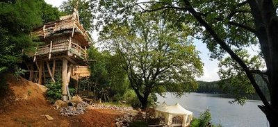 <p>
Mit seinem Baumhaus-Hotel erfüllt sich Steffen Mäding, der beruflich als Radiomoderator tätig ist, einen Traum. „Wir haben jeden Stamm selbst aus dem Sachsenforst geholt und verbaut“, erinnert er sich. 10.000 bis 12.000 Stunden seien da insgesamt beim Bau an Eigenleistungen zusammengekommen.</p>