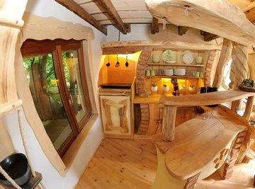 <p>
Das mit reichlich 80 Quadratmetern Wohnfläche und acht Schlafplätzen ausgestattete Baumhaus-Hotel ist laut den Investoren das derzeit größte in Deutschland.</p>