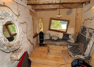 <p>
Im Erdgeschoss gibt es ein Kaminzimmer, die Schlafplätze und je ein Bad für Damen und Herren – ausgestattet mit Fußbodenheizung.</p>