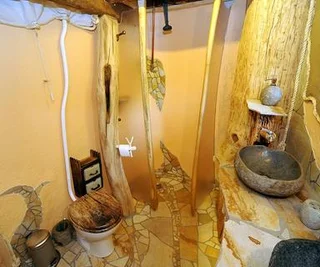 <p>
So sieht das Bad im Baumhaus aus.</p>