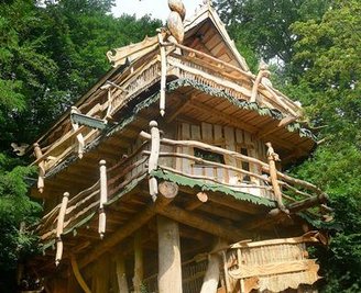 <p>
Nach fünf Jahren Planungsphase und zwei Jahren Bauzeit scheint der Start für das in der Region einmalige Hotel geglückt. Die Investoren heißen Steffen Mäding und Holzgestalter Enrico Kletke im Erlebnisareal „Kriebelland“</p>