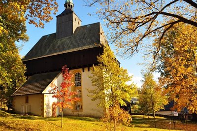<p>
	Herbstlicher Blick auf die Wehrkirche in Großrückerswalde</p>
