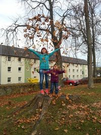 <p>
	Spaß im Laub: Die Aufnahme zeigt Susann und Stella Krauß in Marienberg</p>
