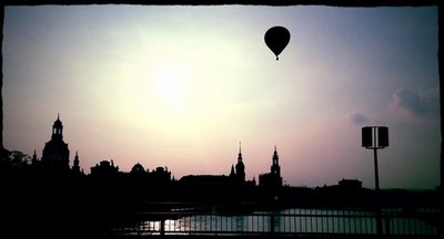 <p>
	Abendstimmung mit Ballon vor der Dresdner Altstadt-Kulisse</p>

