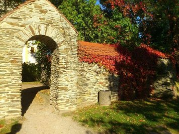 <p>
	Torbogen am Wasserschloss Klaffenbach</p>
