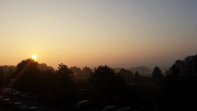<p>
	Sonnenaufgang über Hohenstein-Ernstthal zum Feiertag</p>
