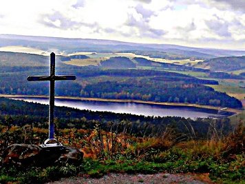 <p>
	Blick vom Bärenstein auf die Talsperre in Cranzahl</p>
