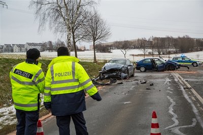 <p>
Der Fahrer des BMW und die Beifahrerin im Honda wurden schwer, der Honda-Fahrer selbst leicht verletzt.</p>