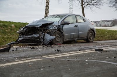 <p>
Die B95 war für mehrere Stunden voll gesperrt. An beiden Fahrzeugen entstand Totalschaden in noch unbekannter Höhe.</p>