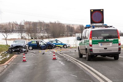 <p>
Ein in Richtung Annaberg fahrender BMW war ausgangs einer Linkskurve aus bislang unklarer Ursache nach links von der Fahrbahn abgekommen und mit einem entgegenkommenden Honda zusammengestoßen.</p>