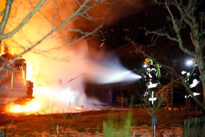 <p>
	Die Berufsfeuerwehr Chemnitz und die Freiwillige Feuerwehr Altchemnitz waren mit rund 20 Mitgliedern vor Ort, um die Flammen zu löschen.</p>
