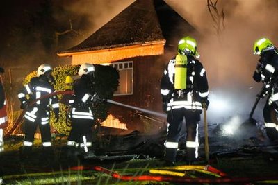 <p>
	Die Wasserversorgung gestaltete sich schwierig, weil über mehrere hundert Meter Schläuche verlegt werden mussten.</p>
