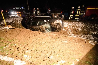 <p>
	Der Dacia-Fahrer kam aus bislang unbekannter Ursache von der Fahrbahn ab, überschlug sich und landete auf einem Feld.</p>
