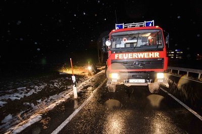 <p>
	Die Feuerwehr befreite den Mann aus seinem Wagen und übergab ihn dem Rettungsdienst. Er wurde mit schweren Verletzungen in ein Krankenhaus gebracht.</p>
