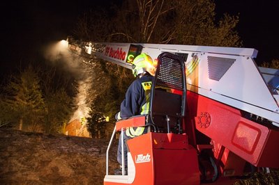 <p>
Beim Eintreffen der Feuerwehr stand ein Gebäude in Flammen, in dem Unrat eingelagert war.</p>
