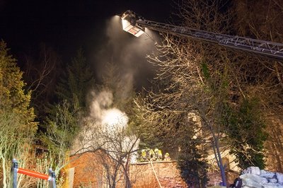 <p>
Die Einsatzkräfte brachten das Feuer schnell unter Kontrolle und konnten ein Übergreifen der Flammen auf ein benachbartes Wohnhaus verhindern.</p>