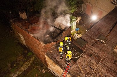 <p>
Zur Brandursache sowie der Höhe des entstandenen Sachschadens liegen noch keine Angaben vor. Die Polizei hat die Ermittlungen vor Ort aufgenommen</p>
