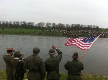<p>
Am Nachmittag stellten Mitglieder deutscher und russischer Vereine die historische Begegnung an der Elbe mit Original-Uniformen und Militärtechnik aus dem Zweiten Weltkrieg nach.</p>