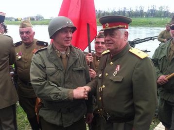 <p>
An der Elbe in Torgau ist am Samstag an das historische Zusammentreffen russischer und amerikanischer Truppen am Ende des Zweiten Weltkriegs erinnert worden. </p>