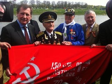 <p>
In einer auf Deutsch gehaltenen Rede sagte der russische Botschafter Vladimir M. Grinin (links), sein Land habe ein großes Interesse an guten Beziehungen zu den USA. Zugleich warb er für die "Weiterentwicklung des freundschaftlichen und partnerschaftlichen Verhältnisses zu Deutschland". </p>