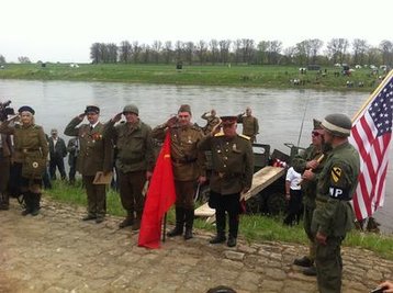 <p>
Anders als beim Zusammentreffen vor 70 Jahren, als die US-Amerikaner in einem Ruderboot über die Elbe setzten, fuhr diesmal ein russischer Schwimmpanzer durch den Fluss zum Westufer.</p>