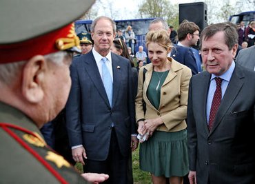 <p>
Der US-Botschafter John B. Emerson (2. v. l.) sprach von den Chancen der Freiheit, die es allerdings zu verteidigen gelte. Zugleich erinnerte er an die aktive Freundschaft zwischen russischen und amerikanischen Soldaten vor 70 Jahren. "Wir müssen unser Engagement für diese Freundschaft verstärken", sagte Emerson. Beide beendeten ihre Reden mit dem Aufruf: "Nie wieder Krieg!"</p>