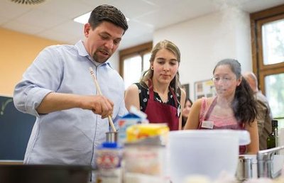 <p>
	Die Schule hat im Rahmen des Wettbewerbs "Klasse, Kochen!" eine neue Lehrküche gewonnen.</p>
