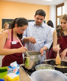 <p>
	Im Jahr 2012 hatte die Schule erfolgreich am Bundeswettbewerb "Klasse, kochen!" teilgenommen.</p>
