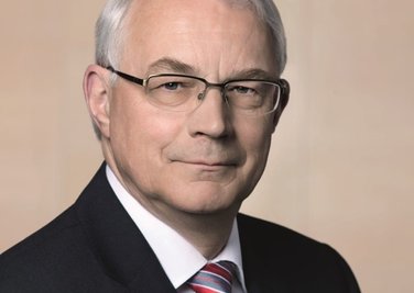 <p>
	<strong>Günter Baumann, CDU-Abgeordneter Erzgebirgskreis I: NEIN</strong></p>
<p>
	„Der ausgehandelte Kompromiss trägt nach meiner Ansicht nur Bürden für die griechische Bevölkerung. Lediglich von Einsparungen und Steuererhöhungen ist die Rede. Es gibt kein Signal für die Ankurbelung der Wirtschaft.“ Er werde aber die Beratungen am Donnerstag in den Parteigremien gegebenenfalls noch in seine „Entscheidung miteinfließen“ lassen.</p>
