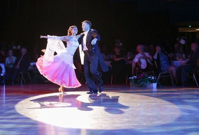 <p>
	Elf Paare haben am Samstag beim Gala-Ball-Wettbewerb Star-Dance-Chemnitz in der Stadthalle um den Titel des besten Tanzpaares gekämpft. (Im Bild: Theaterintendant Christoph Dittrich und Michal Kristin Ronneburg)</p>
