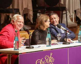 <p>
	In den zwei Runden hatten sich die Paare einer Jury-Bewertung zu stellen. Die war mit dem Tanzlehrer Jürgen Schimmel, der ehemaligen Eiskunstläuferin Anett Pötzsch und dem Tanzexperten Joachim Llambi besetzt. Das Trio sowie das Publikum standen vor der Aufgabe, ihre Favoriten zu wählen.</p>
