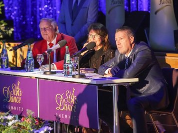 <p>
	Alle Paare hatten im Vorfeld des Wettbewerbs mit Tanzlehrerinnen und Tanzlehrern trainiert und sich für den Gala-Abend einen Gesellschaftstanz – von Mambo, über Tango bis hin zu Cha-Cha-Cha, Rumba, Paso Double entschieden.</p>
