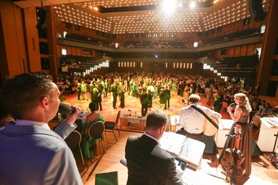 <p>
	Nach Angaben der Stadthalle, die den Abend gemeinsam mit der Tanzschule Köhler-Schimmel organisiert hatte, sahen sich rund 1000 Gäste die Darbietungen der Prominenten aus Wirtschaft, Kultur, Politik und Bildung an.</p>
