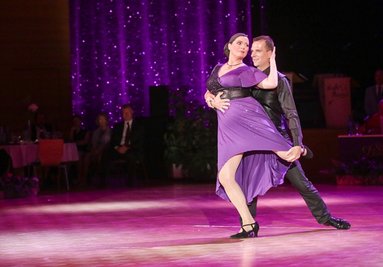 <p>
	Musikschul-Chefin Nancy Gibson und Tanzpartner Christoph Böhm präsentierten einen Tango.</p>
