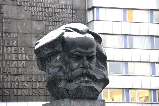 <p>
	Zumindest Karl Marx steht die weiße Mütze.</p>
