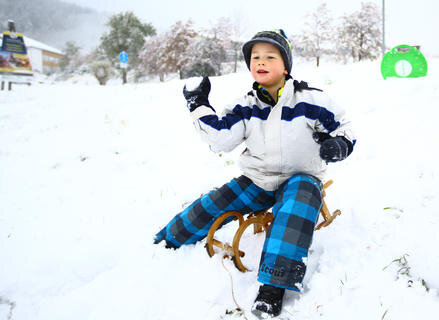 <p>
	Der sechsjährige Max aus Neuendorf freut sich über Schnee in den Herbstferien.</p>
