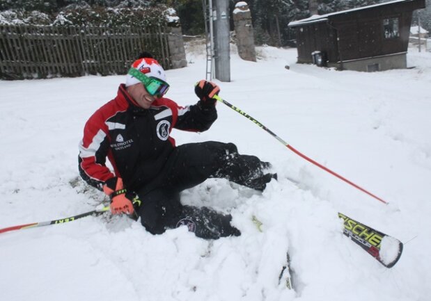 <p>
	Am Hirschkopf in Carlsfeld nutzte Lokalmatador Lars Seifert den ersten Schnee zur Premieren-Skifahrt.</p>
