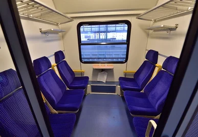 <p>
Blick in ein Abteil in der 2. Klasse. Vier der insgesamt 5 Wagen pro Zug sind Abteilwagen.</p>
