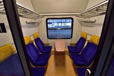 <p>
So schaut die 1. Klasse aus, der Tisch versprüht noch DDR-Charme. Die Fenster lassen sich öffnen, die Wagen sind nicht klimatisiert.</p>