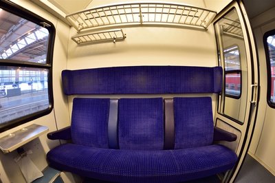 <p>
Auf neuen Sitzbezügen in alten Reichsbahnwagen – so kann man künftig von Chemnitz nach Leipzig reisen.</p>