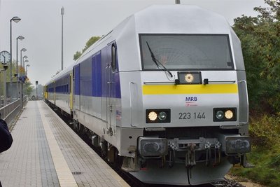 <p>
Gezogen werden die Züge von bewährten Dieselloks des Herstellers Siemens gezogen. Die Loks sind bis zu 140 km/h schnell.</p>