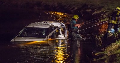 <p>
	Der Dacia musste mit einem Kran geborgen werden. Der Sachschaden beträgt 1000 Euro.</p>
