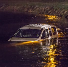 <p>
	Ein 64-jähriger Dacia-Fahrer ist am Dienstagabend auf der Straße An der Elsteraue von der Fahrbahn abgekommen, über eine Wiese gefahren und in der Weißen Elster gelandet.</p>
<p>
	&nbsp;</p>
