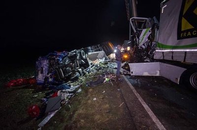 <p>
	Beide Fahrer wurden eingeklemmt und mussten von der Feuerwehr aus ihren Fahrzeugen befreit werden.&nbsp;</p>
