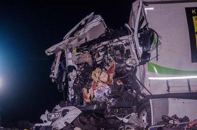 <p>
	Der Unfall ereignete sich gegen 13.30 Uhr. In einer Kurve geriet 57-Jähriger mit seinem Iveco auf die Gegenspur und krachte frontal in einen MAN.&nbsp;</p>
